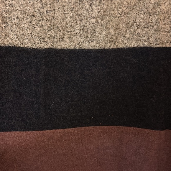 Tri colored pull over sweater - Picture 2 of 4